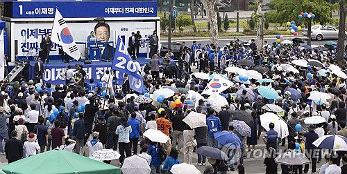 잠실야구장 앞 유세에서 지지호소하는 이재명 후보(서울=연합뉴스) 황광모 기자 = 더불어민주당 이재명 대선후보가 29일 서울 송파구 잠실종합운동장 광장에서 열린 강동구·송파구 집중유세에서 지지를 호소하고 있다. 2025.5.29 hkmpooh@yna.co.kr