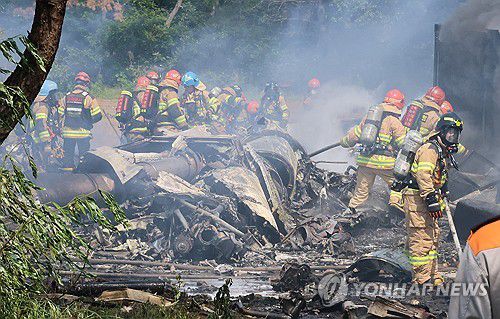 해군 초계기 추락한 현장서 화재 진압 중인 소방관들(포항=연합뉴스) 손대성 기자 = 29일 오후 1시 50분께 경북 포항시 남구 동해면 신정리 한 야산에 해군 초계기가 추락한 가운데 소방관들이 화재 진압을 하고 있다. 2025.5.29 sds123@yna.co.kr