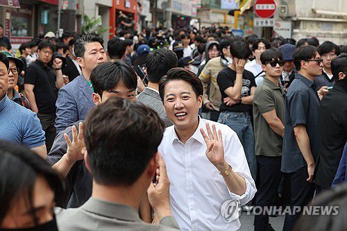 유권자들과 기념촬영하는 이준석 후보(서울=연합뉴스) 임화영 기자 = 개혁신당 이준석 대선 후보가 제21대 대통령선거 사전투표 첫날인 29일 서울 성북구 안암역 인근에서 열린 유세에서 유권자들과 기념촬영하고 있다. 2025.5.29 hwayoung7@yna.co.kr