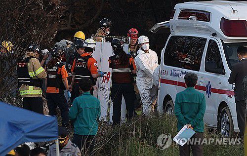해군 초계기 추락 현장서 탑승자 시신 모두 수습(포항=연합뉴스) 윤관식 기자 = 29일 경북 포항시 남구 동해면 신정리 해군 초계기 추락 현장에서 군 관계자들이 탑승자 시신을 수습하고 있다. 2025.5.29 psik@yna.co.kr