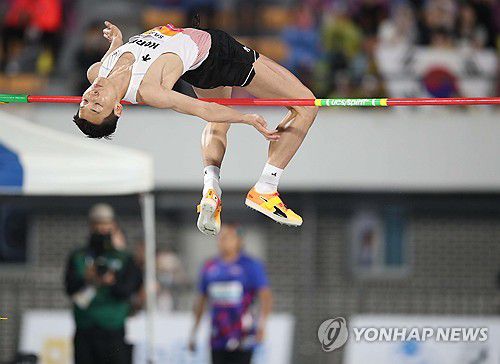 '가볍게'(구미=연합뉴스) 김현태 기자 = 29일 오후 경북 구미시민운동장에서 열린 2025 아시아육상경기선수권대회 남자 높이뛰기 결선에서 우상혁(용인시청)이 경기에 임하고 있다. 2025.5.29 mtkht@yna.co.kr