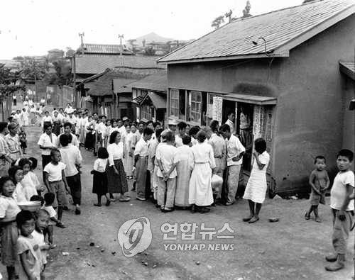 제2대 대통령 투표(부산=연합뉴스) 부산 시민들이 제2대 대통령과 제3대 부통령을 선출하기 위해 영주1동 투표소 앞에 시민들이 길게 줄을 서 있다. 1952.8.5 (본사자료) <저작권자 ⓒ 2004 연합뉴스. 무단전재-재배포 금지.>