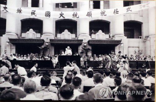 초대 대통령 이승만 취임식초대 대통령 이승만 취임식  (서울=연합뉴스) 조보희 기자 = 1948년 7월 20일 중앙청 광장에서 열린 초대 이승만 대통령 취임식. 2019.2.26 [헌정기념관 제공]