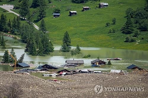 산사태 뒤 물에 잠긴 블라텐 마을[AFP=연합뉴스 자료사진. 재판매 및 DB 금지]