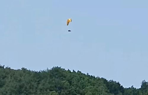 설악산국립공원 상공에 뜬 패러글라이딩[설악산국립공원사무소 제공. 재판매 및 DB금지]