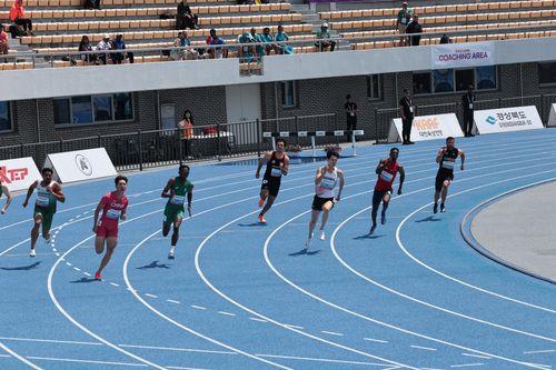 역주하는 고승환(서울=연합뉴스) 고승환(오른쪽 세 번째)아 30일 경북 구미시민운동장에서 열린 2025 아시아육상경기선수권 남자 200ｍ 예선에서 역주하고 있다. [대한육상연맹 제공. 재판매 및 DB 금지]