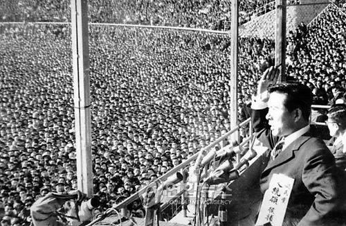 1971년 장충단 유세(서울=연합뉴스) 1971년 4월 장충단 공원에서 열린 대선유세에서 열변을 토하는 김대중 후보. 2009.8.18 << 연합뉴스 DB >>