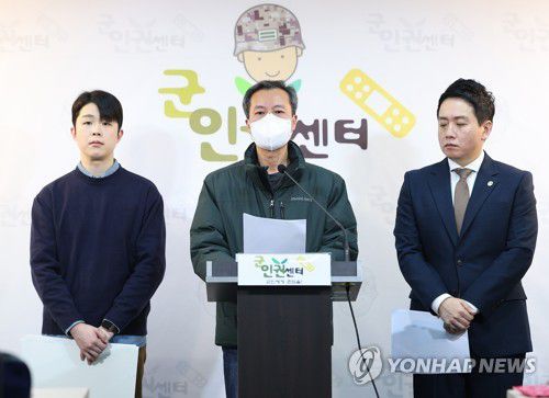 억울함과 답답함 호소하는 유가족(서울=연합뉴스) 2023년 2월 13일 오전 서울 마포구 군인권센터에서 열린 육군 제12사단 52연대 소속 GOP 33소초에서 발생한 김 이병 총기 사망 사건 관련 기자회견에서 김 이병의 부친이 사건 관련 심정을 밝히고 있다. [연합뉴스 자료사진]