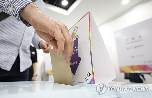 소중한 권리행사(서울=연합뉴스) 김도훈 기자 = 제21대 대통령 선거 사전투표 첫날인 지난 29일 서울 강남구 역삼1동주민센터에서 한 유권자가 투표함에 투표용지를 넣고 있다. 2025.5.30 superdoo82@yna.co.kr