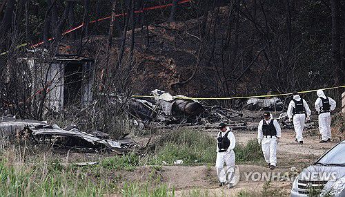 보존되고 있는 해군 초계기 추락 현장(포항=연합뉴스) 윤관식 기자 = 30일 경북 포항시 동해면 해군 초계기 추락 현장에서 해군 군사경찰이 현장을 통제하고 있다. 2025.5.30 psik@yna.co.kr