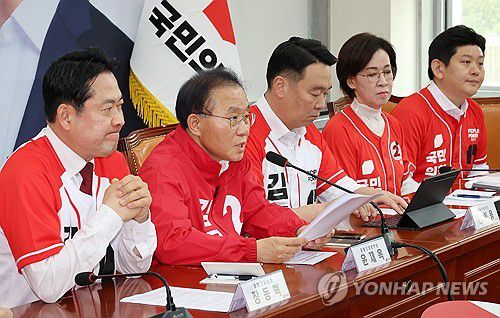 발언하는 윤재옥 총괄선거대책본부장(서울=연합뉴스) 김주형 기자 = 국민의힘 윤재옥 총괄선거대책본부장(왼쪽 두번째)이 30일 국회에서 열린 선거대책본부 본부장단 회의에서 발언하고 있다. 2025.5.30 kjhpress@yna.co.kr