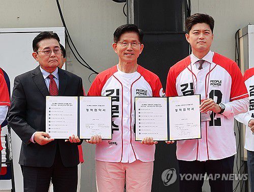 국민의힘-새미래민주당 정책협약식(가평=연합뉴스) 박동주 기자 = 국민의힘 김문수 대선 후보, 김용태 비상대책위원장이 30일 경기 가평군 청평시계탑 광장에서 열린 유세에서 국민의힘-새미래민주당 정책협약식을 갖고 새미래민주당 전병헌 대표와 기념촬영하고 있다. 2025.5.30 pdj6635@yna.co.kr