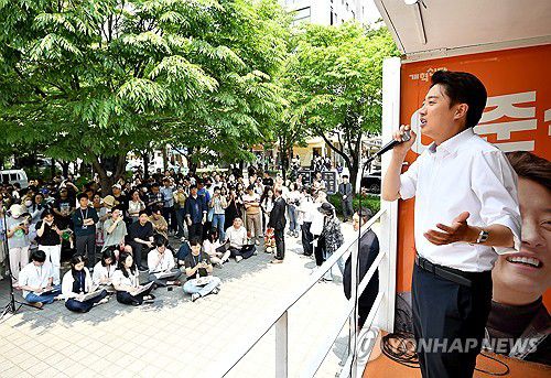 경의선숲길공원서 유세하는 이준석 후보(서울=연합뉴스) 류영석 기자 = 개혁신당 이준석 대선 후보가 30일 서울 마포구 경의선숲길공원을 찾아 시민들에게 지지를 호소하고 있다. 2025.5.30 [공동취재] ondol@yna.co.kr