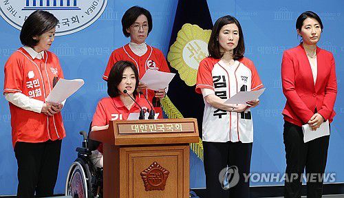 유시민 발언 규탄하는 국민의힘 중앙선대위 여성본부 의원들(서울=연합뉴스) 김주형 기자 = 국민의힘 중앙선대위 여성본부 소속 의원들이 30일 서울 여의도 국회 소통관에서 기자회견을 열고 유시민 작가가 한 유튜브에서 국민의힘 김문수 후보의 배우자 설난영 여사를 향해 "감당할 수 없는 자리, 남편과 균형이 안 맞는다, 발이 공중에 떠 있다, 제정신이 아니다. 등의 인격 모독성 망언을 쏟아냈다"며 규탄하고 있다. 2025.5.30 kjhpress@yna.co.kr