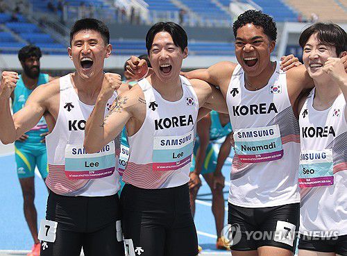 '이제는 결선이다'(구미=연합뉴스) 김현태 기자 = 30일 오후 경북 구미시민운동장에서 열린 '2025 구미 아시아육상선수권대회'에서 남자 계주 400m에 출전한 대표팀 선수들이 예선 조별 경기에서 1위로 들어온 뒤 기뻐하고 있다. 왼쪽부터 이준혁(국군체육부대), 이재성(광주시청), 나마디 조엘진(예천군청), 서민준(서천군청). 2025.5.30 mtkht@yna.co.kr