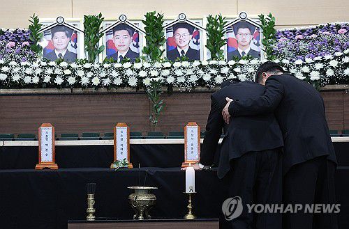 오열하는 순직 해군 유족(포항=연합뉴스) 윤관식 기자 = 30일 경북 포항시 남구 해군 항공사령부 체육관에 마련된 '해군 P-3CK 917호기 순직자 합동분향소'에서 순직 해군 유족들이 영정 앞에서 오열하고 있다. 2025.5.30 psik@yna.co.kr