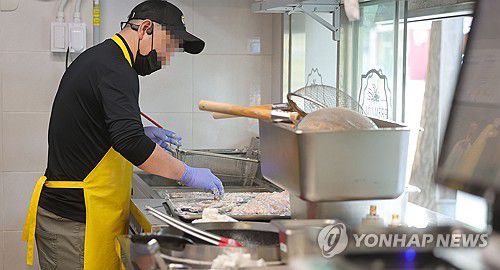 창원NC파크 재개장에 영업 준비하는 인근 상인(창원=연합뉴스) 정종호 기자 = 경남 창원NC파크가 외벽 구조물 추락으로 인한 야구팬 사망사고로 문을 닫았다 약 두 달 만에 재개장한 30일 구장 인근 한 상인이 영업 준비하고 있다. 2025.5.30 jjh23@yna.co.kr