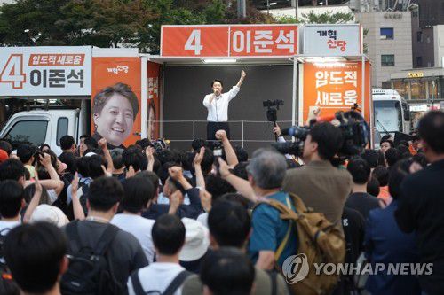 신촌에서 지지 호소하는 이준석 후보(서울=연합뉴스) 개혁신당 이준석 대선후보가 30일 서울 서대문구 현대백화점 유플렉스 신촌점 앞에서 열린 집중 유세에서 시민들에게 지지를 호소하고 있다. 2025.5.30 [개혁신당 제공. 재판매 및 DB 금지] photo@yna.co.kr