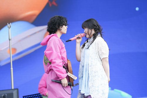 공연을 펼치는 악뮤[하이브 제공. 재판매 및 DB 금지]