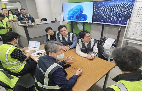 5호선 열차 방화 사건 현장사고수습본부에서 상황 지휘하는 백호 서울교통공사 사장[서울교통공사 제공. 재판매 및 DB 금지]