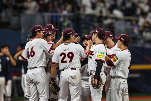 연패 끊은 키움 히어로즈키움 히어로즈 선수들이 31일 서울 고척스카이돔에서 열린 2025 프로야구 두산 베어스와 홈 경기에서 1-0으로 승리해 10연패를 끊어낸 뒤 서로를 격려하고 있다. [키움 히어로즈 제공. 재배포 및 DB 금지]