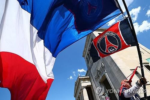 PSG 승리 염원하는 팬들(뮌헨 EPA=연합뉴스) PSG의 한 팬이 PSG와 인터밀란의 결승전이 열리는 독일 뮌헨의 팬존에서 PSG 깃발과 프랑스 국기를 흔들고 있다. 2025.05.31.