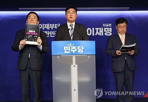민주당 신속대응단 기자회견(서울=연합뉴스) 서명곤 기자 = 13일 서울 여의도 더불어민주당사에서 열린 중앙선거대책위원회 신속대응단 기자회견에서 강득구 단장(왼쪽), 정준호 부단장(가운데), 박관천 부단장이 국민의힘 김문수 후보 내란비호집 관련 브리핑을 하고 있다. 2025.5.13 seephoto@yna.co.kr