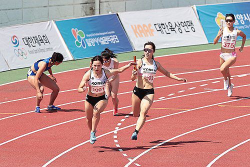 한국 여자 400ｍ 계주팀 앵커 김다은(서울=연합뉴스) 한국 여자 400ｍ 계주팀 앵커 김다은(1천1번)이 20일 경남 밀양종합운동장에서 열린 제54회 전국종별육상경기선수권대회 여자 400ｍ 계주 경기에서 배턴을 받고 있다. 2025.5.20  [대한육상연맹 제공. 재판매 및 DB금지] photo@yna.co.kr