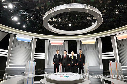 제21대 대통령 선거 2차 후보자 토론회 기념 촬영(서울=연합뉴스) 더불어민주당 이재명·국민의힘 김문수·민주노동당 권영국·개혁신당 이준석 대선후보가 23일 서울 영등포구 여의도 KBS 스튜디오에서 열린 제21대 대선 2차 후보자 토론회 시작에 앞서 기념 촬영하고 있다. 2025.5.23 [국회사진기자단] photo@yna.co.kr