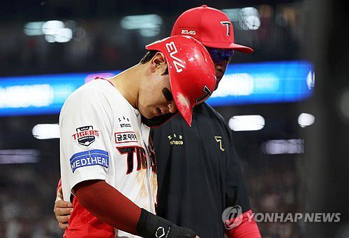 부상으로 교체되는 김도영(광주=연합뉴스) 조남수 기자 = 27일 광주기아챔피언스필드에서 열린 프로야구 키움 히어로즈와 KIA 타이거즈의 경기. KIA 김도영이 5회말 2사에서 2루도루에 성공한 뒤 부상으로 교체되고 있다. 2025.5.27 iso64@yna.co.kr