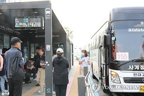 시내버스 파업에 투입된 탑승도우미[연합뉴스 자료사진]