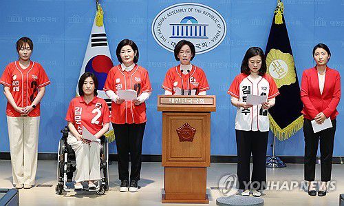 유시민 발언 규탄하는 국민의힘 중앙선대위 여성본부 의원들(서울=연합뉴스) 김주형 기자 = 국민의힘 중앙선대위 여성본부 소속 의원들이 30일 서울 여의도 국회 소통관에서 기자회견을 열고 유시민 작가가 한 유튜브에서 국민의힘 김문수 후보의 배우자 설난영 여사를 향해 "감당할 수 없는 자리, 남편과 균형이 안 맞는다, 발이 공중에 떠 있다, 제정신이 아니다. 등의 인격 모독성 망언을 쏟아냈다"며 규탄하고 있다. 2025.5.30 kjhpress@yna.co.kr