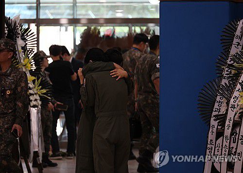 해군 동료 잃은 슬픔(포항=연합뉴스) 박세진 기자 = 31일 경북 포항시 남구 해군 항공사령부 체육관에 마련된 '해군 P-3CK 917호기 순직자 합동분향소'에서 순직 해군의 동료들이 조문 후 슬퍼하고 있다. 2025.5.31 psjpsj@yna.co.kr