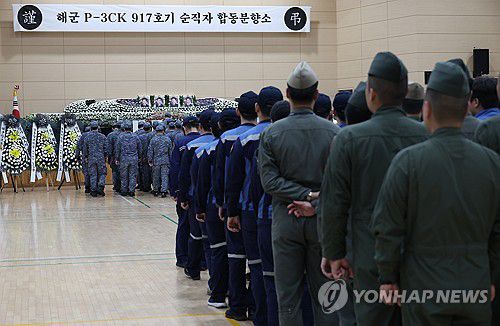 해군 동료 잃은 슬픔(포항=연합뉴스) 박세진 기자 = 31일 경북 포항시 남구 해군 항공사령부 체육관에 마련된 '해군 P-3CK 917호기 순직자 합동분향소'에서 순직 해군의 동료들이 조문하고 있다. 2025.5.31 psjpsj@yna.co.kr