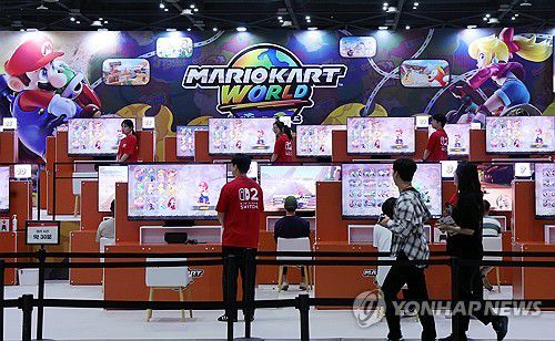 마리오카트 월드 환영(고양=연합뉴스) 김병만 기자 = 31일 경기도 고양 킨텍스 제1전시장에서 게임 마니아들이 닌텐도 게임을 즐기고 있다.     2025.5.31 kimb01@yna.co.kr
