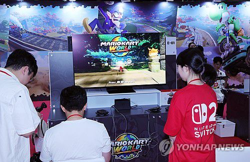 '닌텐도 스위치2' 체험(고양=연합뉴스) 김병만 기자 = 31일 경기도 고양 킨텍스 제1전시장에서 게임 마니아들이 '닌텐도 스위치 2'를 직접 체험하고 있다. '닌텐도 스위치 2'는 닌텐도가 8년 만에 내놓는 '닌텐도 스위치' 후속 야심작이다.2025.5.31 kimb01@yna.co.kr