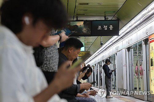 5호선 마포역, 화재로 한때 운행 중지(서울=연합뉴스) 임화영 기자 = 31일 방화로 인해 열차 운행이 한때 중지된 서울 지하철 5호선 마포역이 2시간만에 정상 운행했지만 열차 정보 모니터는 여전히 조정 준비하는 모습을 보이고 있다.     이날 오전 8시 43분께 5호선 여의나루역∼마포역 사이 지하철 내에서 방화로 인한 화재가 발생했다.     승객 400여명이 터널을 통해 대피했고, 이 중 21명이 연기흡입과 발목 골절 등으로 병원에 이송됐다.     10시 24분께 화재가 완전히 진압됐으며 한때 열차가 마포역과 여의나루역을 무정차 통과하고 여의도역∼애오개역 구간 운행이 중단됐다가 10시 6분께 정상 운행이 재개됐다. 2025.5.31 hwayoung7@yna.co.kr