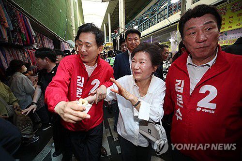 서문시장 방문한 박근혜(대구=연합뉴스) 김현태 기자 = 박근혜 전 대통령이 31일 오후 대구 중구 서문시장을 방문해 시민들에게 손을 흔들며 인사하고 있다. 2025.5.31 mtkht@yna.co.kr