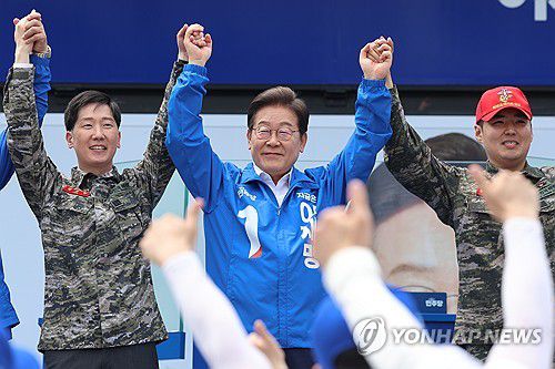 마지막 주말 유세하는 이재명 후보(평택=연합뉴스) 김주성 기자 = 더불어민주당 이재명 대선 후보가 선거를 사흘 앞둔 마지막 주말인 31일 경기 평택시 배다리생태공원에서 열린 평택·오산·안성시 유세에서 시민들에게 인사하고 있다. 2025.5.31 utzza@yna.co.kr