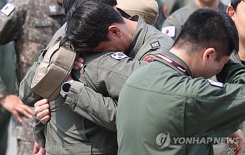 눈물 흘리는 해군 장병(포항=연합뉴스) 윤관식 기자 = 31일 경북 포항시 남구 해군 항공사령부 체육관에 마련된 '해군 P-3CK 917호기 순직자 합동분향소'에서 순직 해군 장병의 동료들이 눈물을 흘리고 있다. 2025.5.31 psik@yna.co.kr