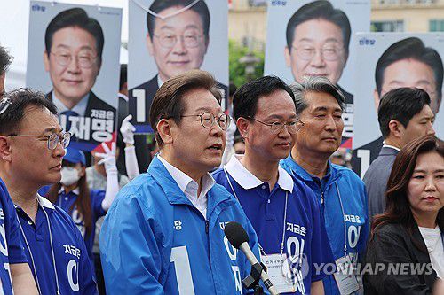 취재진 질문에 답하는 이재명 후보(청주=연합뉴스) 김주성 기자 = 더불어민주당 이재명 대선 후보가 선거를 사흘 앞둔 31일 '캐스팅 보터'로 꼽히는 충북의 청주시 오창프라자 앞 광장에서 집중유세를 마친 뒤 취재진의 질문에 답하고 있다. 2025.5.31 utzza@yna.co.kr