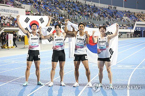 '금빛 미소'(구미=연합뉴스) 김현태 기자 = 31일 오후 경북 구미시민운동장에서 열린 '2025 구미 아시아육상선수권대회'에서 남자 계주 400m에 출전한 대표팀 선수들이 결선에서 1위로 들어온 뒤 기뻐하고 있다. 왼쪽부터 이준혁(국군체육부대), 이재성(광주시청), 나마디 조엘진(예천군청), 서민준(서천군청). 2025.5.31 mtkht@yna.co.kr