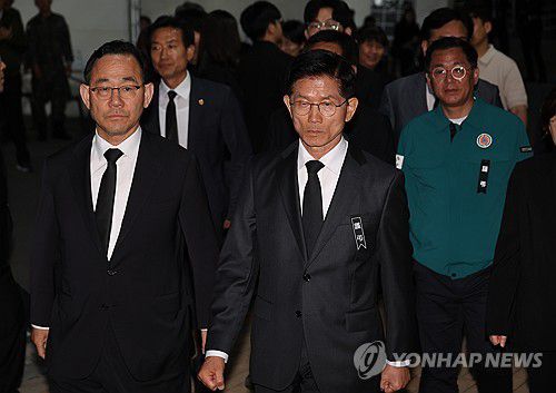 합동분향소 향하는 김문수 후보(포항=연합뉴스) 박동주 기자 = 국민의힘 김문수 대선 후보가 31일 경북 포항시 남구 해군 항공사령부 체육관에 마련된 '해군 P-3CK 917호기 순직자 합동분향소'로 향하고 있다. 2025.5.31 pdj6635@yna.co.kr