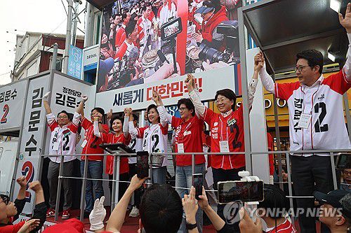 영등포 타임스퀘어서 유세하는 설난영 여사(서울=연합뉴스) 국민의힘 김문수 대선 후보 배우자인 설난영 여사가 31일 서울 동작구 중앙대학교병원 앞 광장에서 열린 서울선대위 거점 유세에서 공동선거대책위원장인 나경원 의원 등과 함께 김 후보 지지를 호소하고 있다. 2025.5.31 [국민의힘 제공. 재판매 및 DB 금지] photo@yna.co.kr