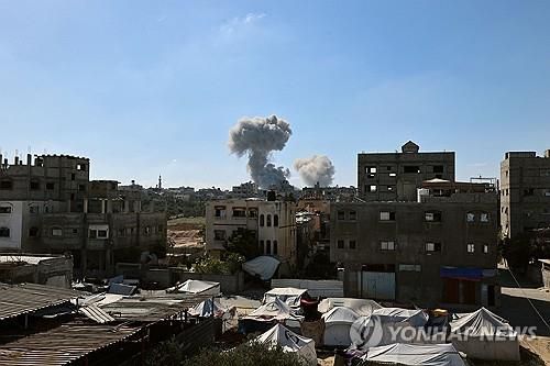 이스라엘군 공습으로 연기 피어오르는 가자지구[AFP 연합뉴스 자료사진. 재판매 및 DB 금지]