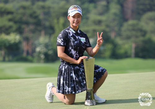 우승 트로피 옆에서 포즈를 취한 정윤지.[KLPGA 제공. 재판매 및 DB 금지]