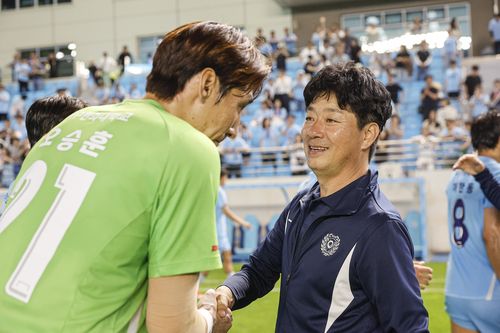 대구 오승훈과 김병수 감독[대구FC 제공. 재판매 및 DB 금지]
