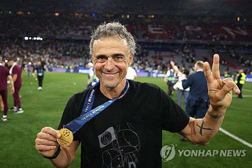 딸 기리는 티셔츠 입고 포즈 취하는 엔리케 감독[AFP=연합뉴스]