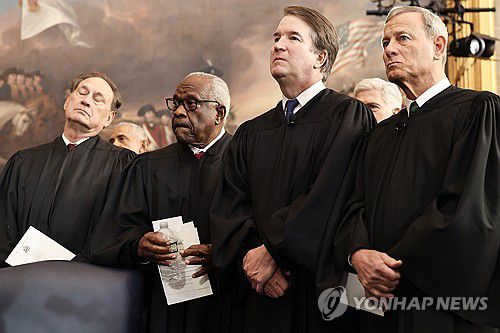 도널드 트럼프 대통령의 취임식에 참석한 미국 대법관들 [EPA 연합뉴스 자료사진. 재판매 및 DB 금지]