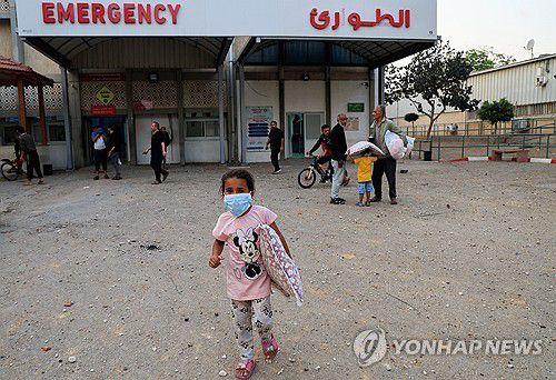 이스라엘군 공습 타격 입은 유럽병원(칸유니스 로이터=연합뉴스) 지난 달 13일(현지시간) 이스라엘군 공습으로 일부 타격을 입은 칸유니스 유럽병원 근처에서 한 팔레스타인 어린이가 걸어가고 있다. 2025.06.01